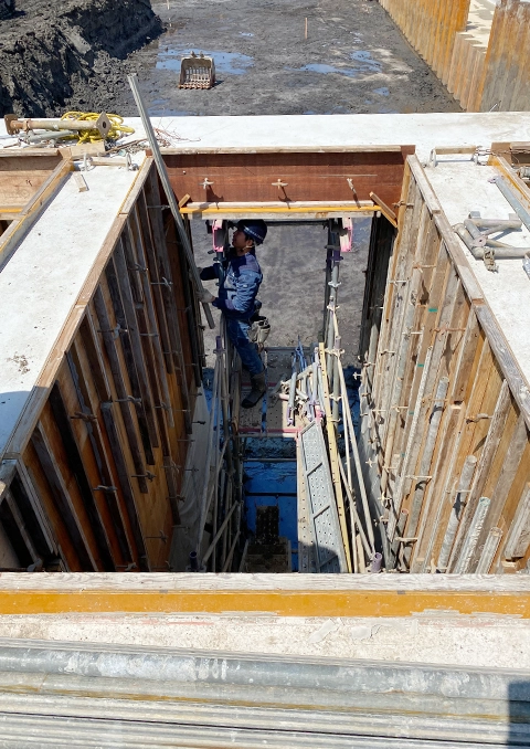 水路型枠工事の様子