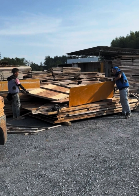 岩瀬工務店本社で作業する社員2名