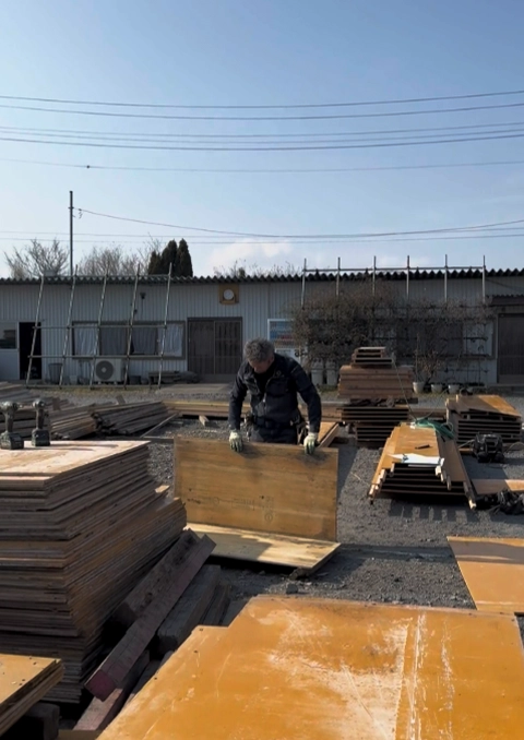 岩瀬工務店本社で作業する社員