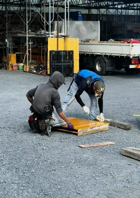 型枠パネルを製作する様子