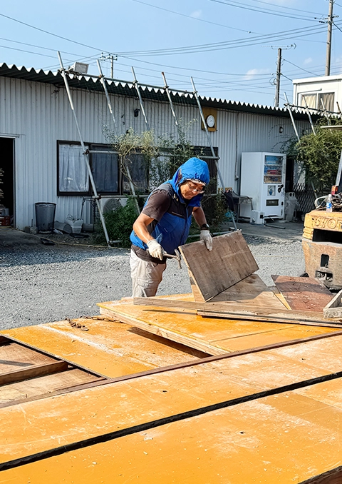 型枠工事の資材を加工する様子