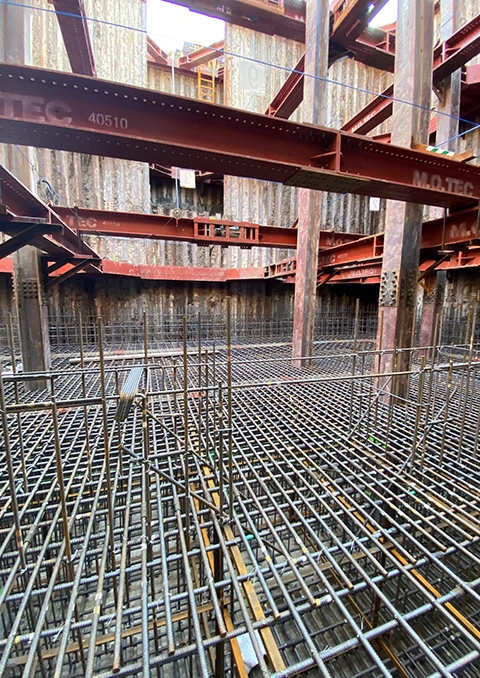 型枠工事中の現場