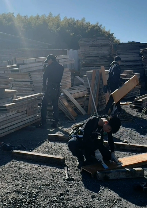 型枠工事の資材を準備する様子