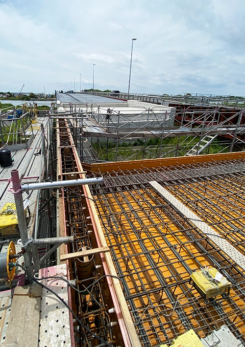 高所での建て込みの様子