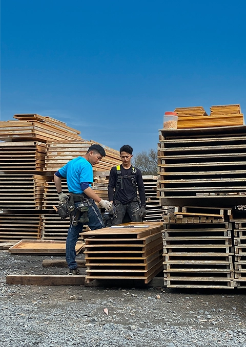 型枠パネル製作の打ち合わせをする社員